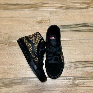 Vans Sk8-Hi Cher Strawberry Edition NWOT